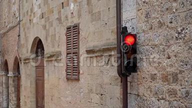 意大利古城的红绿灯烧成了红色。禁止红绿灯停车